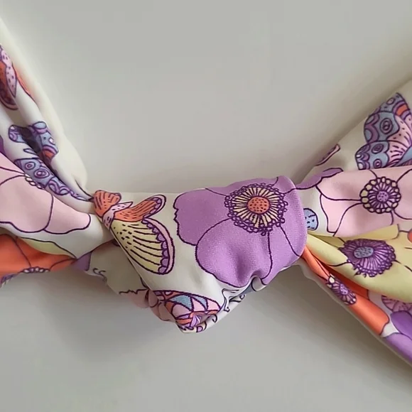 Frankie’s Knoted Bikini Top - Picture 4 of 6